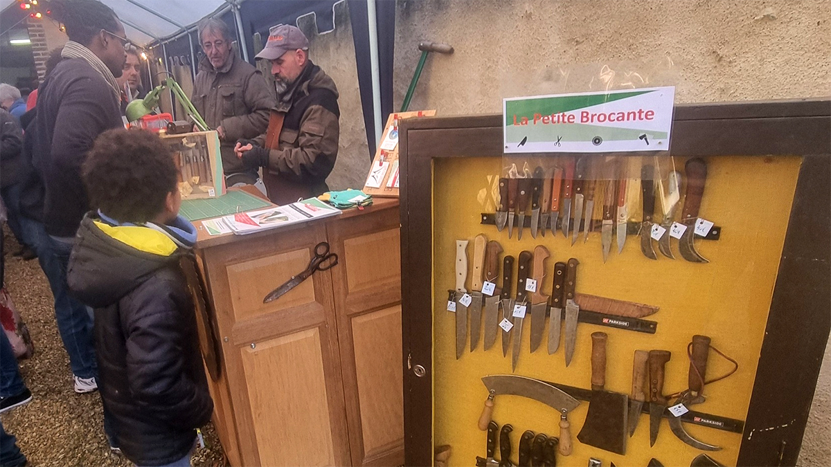 Camion-atelier en marché