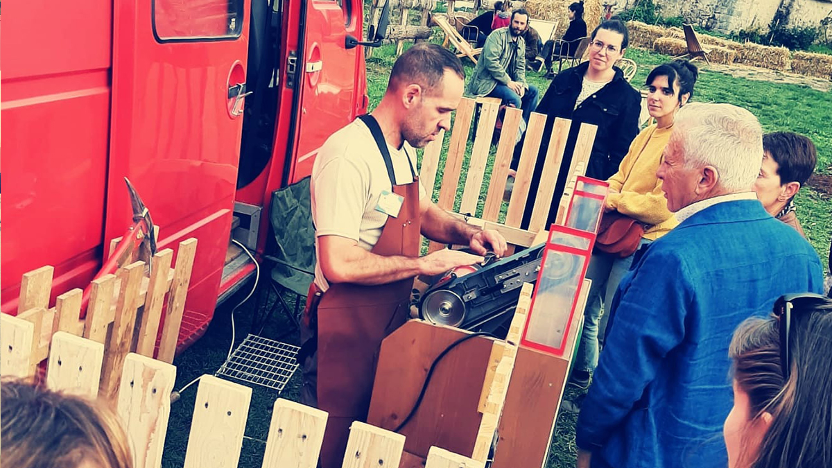 Frédéric devant son camion-atelier